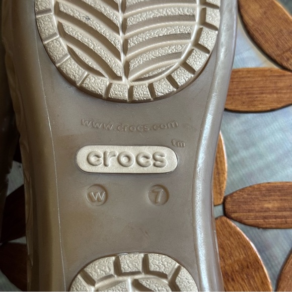 Crocs Isabella Jelly Flat: Peep-Toe Style with Gemlitetranslucent Uppers - Picture 12 of 13